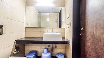 Shower, free toiletries, towels