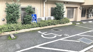 可供輪椅出入的車位