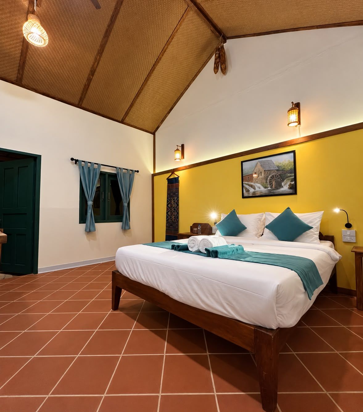 Una habitación de hotel con una cama grande, techo de madera y pared amarilla.