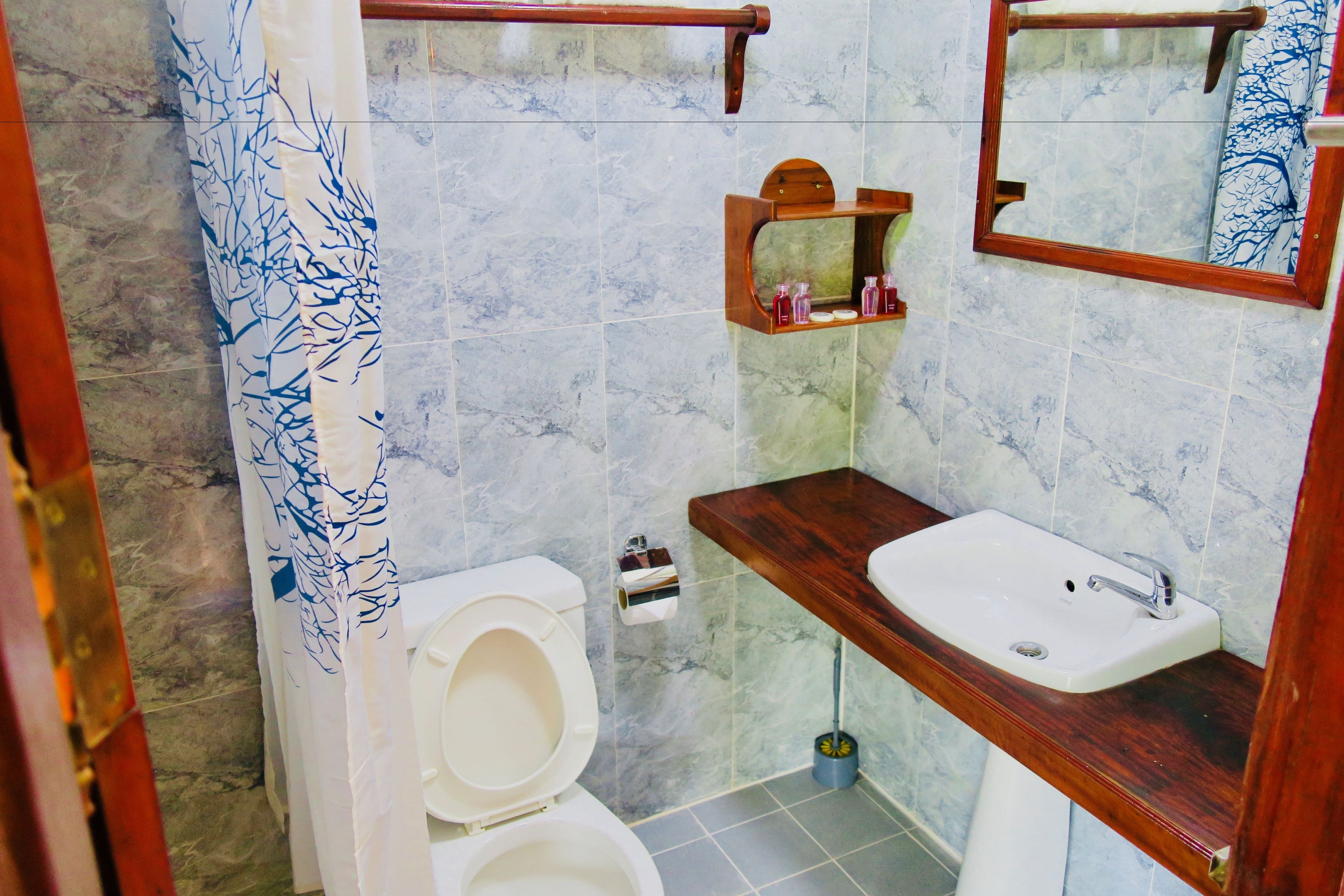 bungalow, river view (aircon) | bathroom | towels