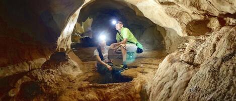 Una cueva con un arco natural.