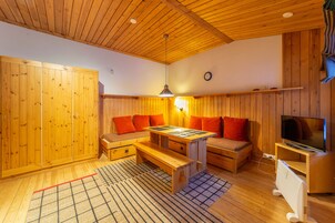 Standard Apartment, 1 Bedroom, Non Smoking, Private Bathroom | Living area | TV