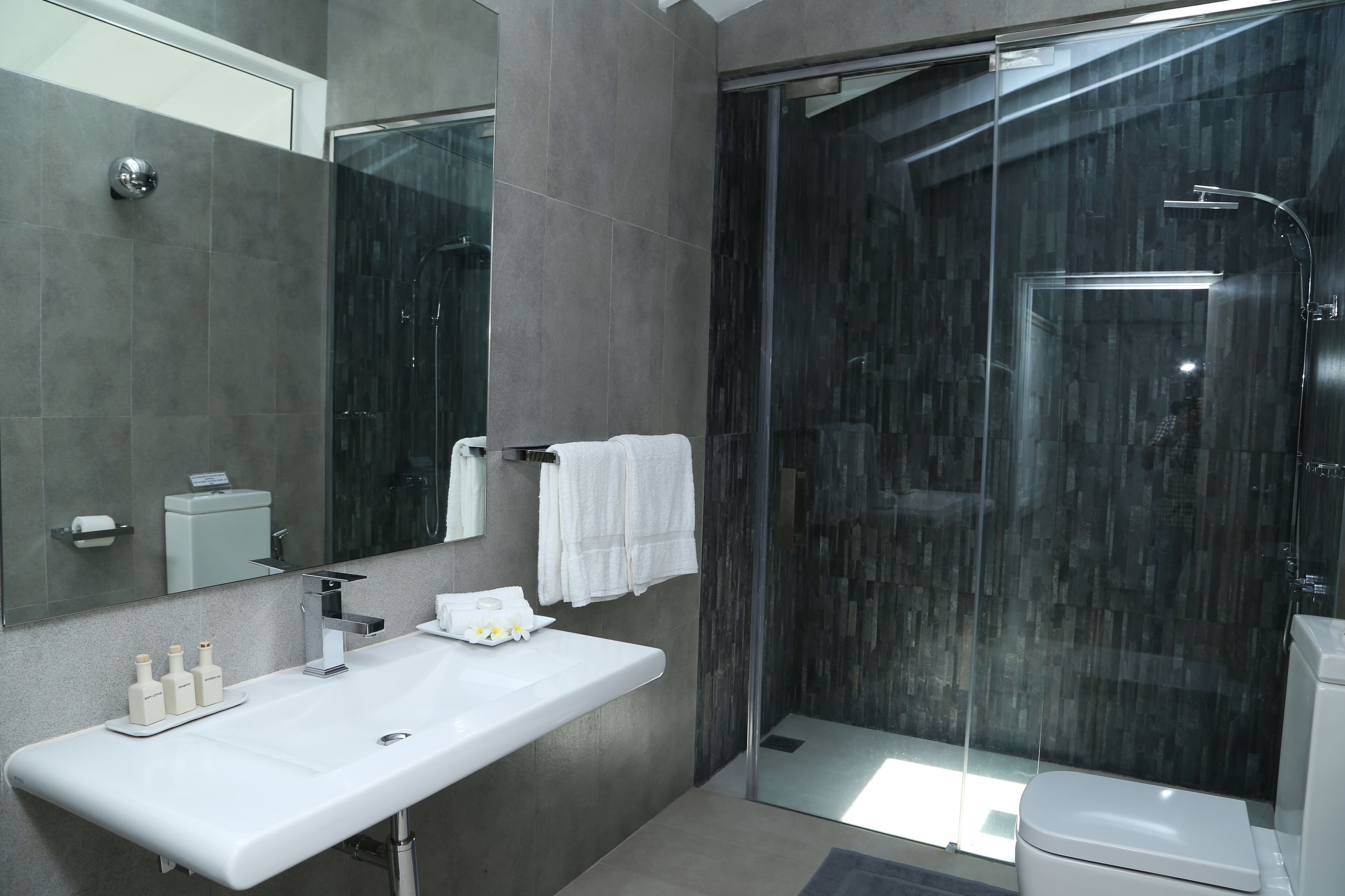 shower, rainfall showerhead, free toiletries, hair dryer