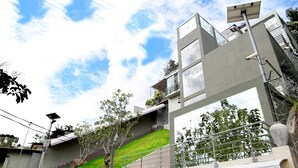 Un edificio moderno con techo plano, ventanas amplias y paneles solares.