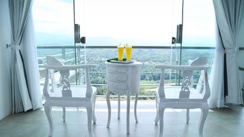 1 kamar tidur, seprai premium, minibar, dan brankas