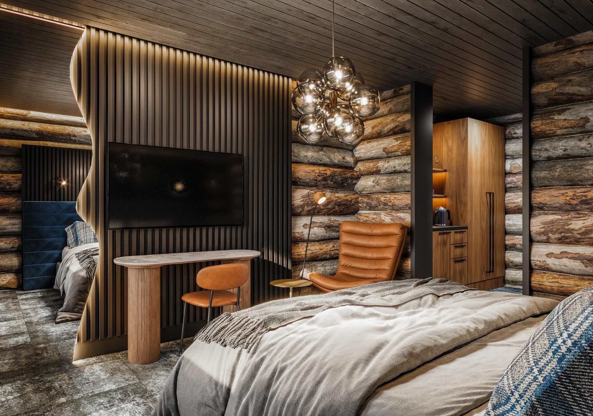 Interior de una cabaña de troncos con una cama, un televisor, una mesa de comedor y un sillón de cuero.