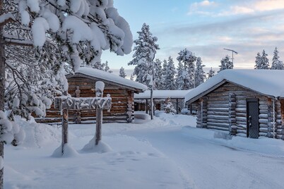 Kuukkeli Log Houses Porakka Inn