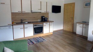 Coffee/tea maker, full-size fridge, microwave, oven