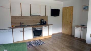 Großer Kühlschrank, Mikrowelle, Ofen, Herdplatte