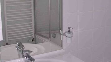 Dusche, kostenlose Toilettenartikel, Haartrockner, Handtücher