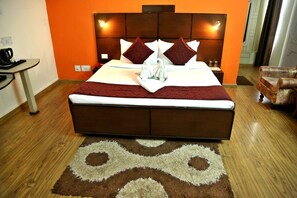 Deluxe Double Room, 1 King Bed, Mountain View, Mountainside | Minibar, in-room safe, desk, iron/ironing board