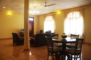 Televisión, películas con cargo