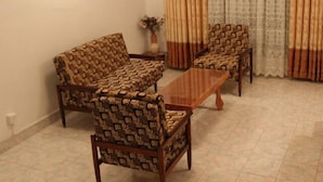 Una sala de estar con sofás estampados y una mesa de centro.