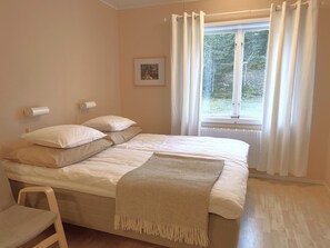 Chambre Standard avec lits jumeaux, salle de bains commune