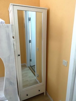 Economy Twin Room, Shared Bathroom