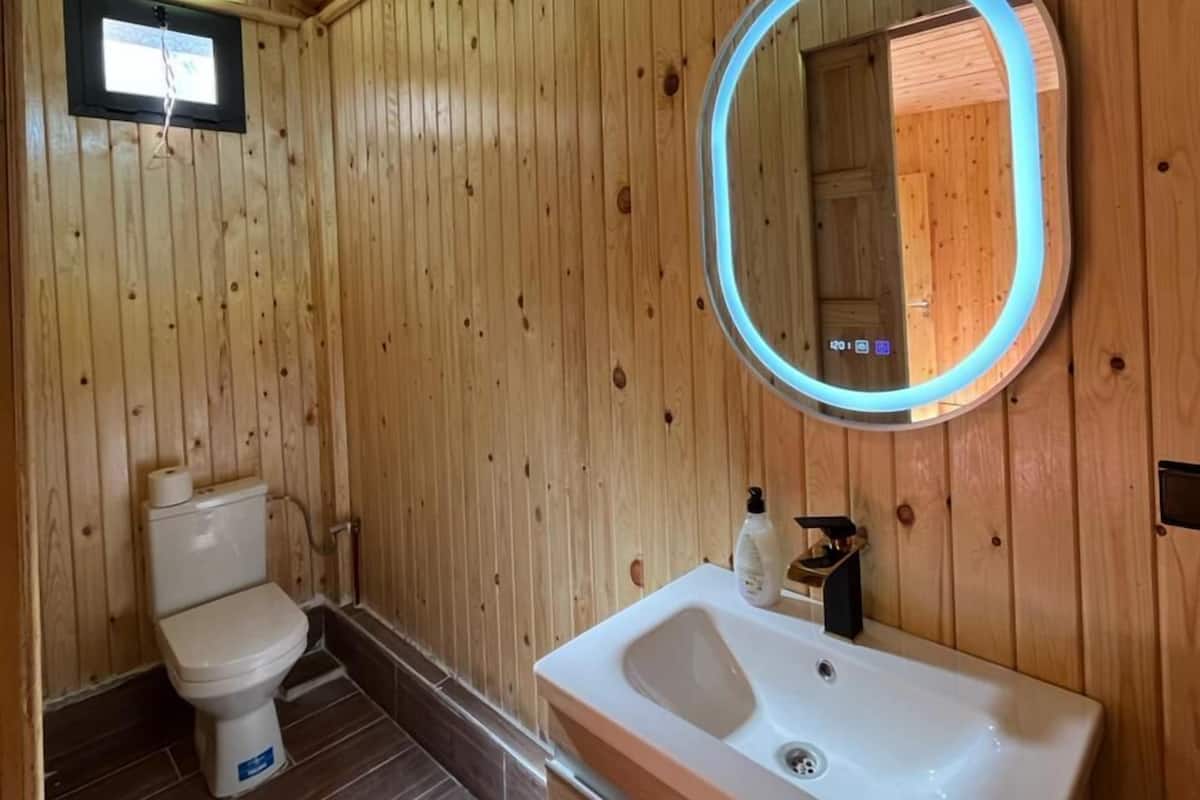 ซีเนียร์เคบิน | ห้องน้ำ | ฝักบัว, ของใช้ในห้องน้ำฟรี, ผ้าเช็ดตัว, สบู่