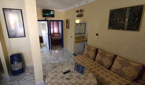 ファミリー スタジオ | リビング エリア | 32 インチの薄型テレビ (衛星放送視聴可)