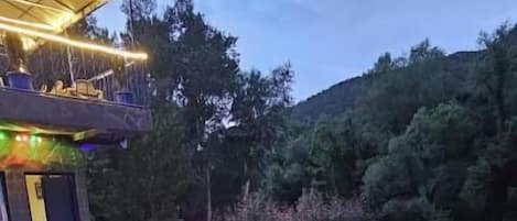 Una piscina al aire libre, tumbonas