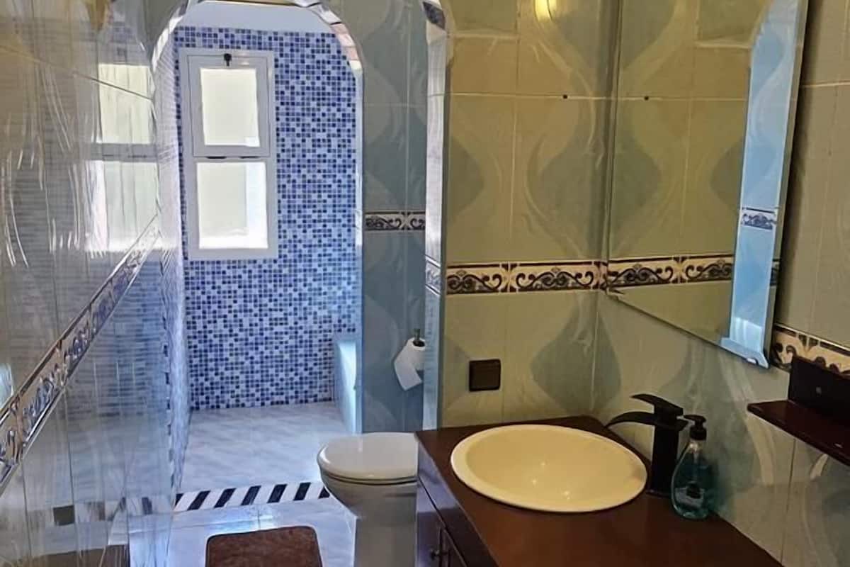 ห้องสวีท, วิวแม่น้ำ | ห้องน้ำ | ฝักบัว, ของใช้ในห้องน้ำฟรี, ผ้าเช็ดตัว, สบู่