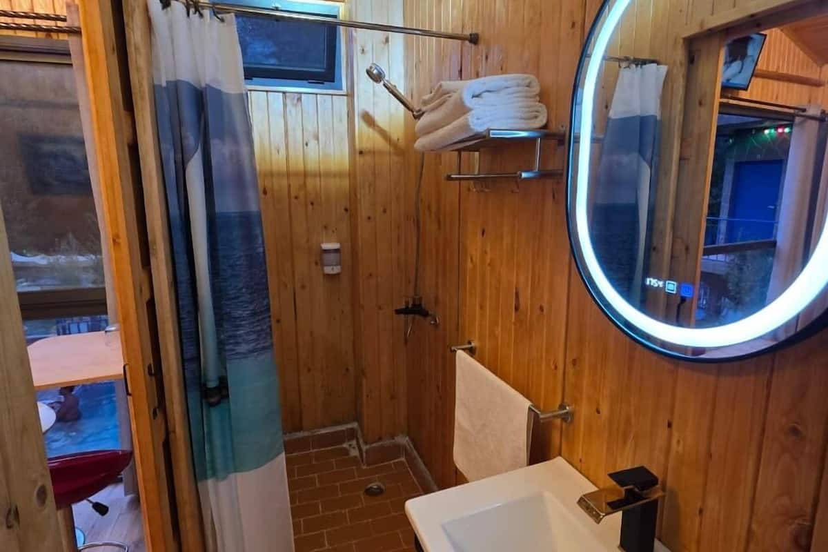 จูเนียร์เคบิน | ห้องน้ำ | ฝักบัว, ของใช้ในห้องน้ำฟรี, ผ้าเช็ดตัว, สบู่