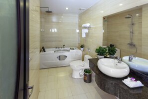 Habitación (VIP) | Baño | Artículos de higiene personal gratuitos, zapatillas y toallas