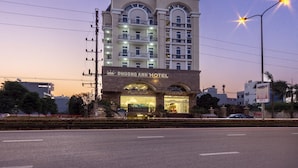 A multi-story hotel with a restaurant and cafe on the ground floor.