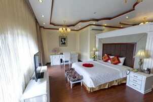 VIP Double Room | Minibar, in-room safe, desk, soundproofing