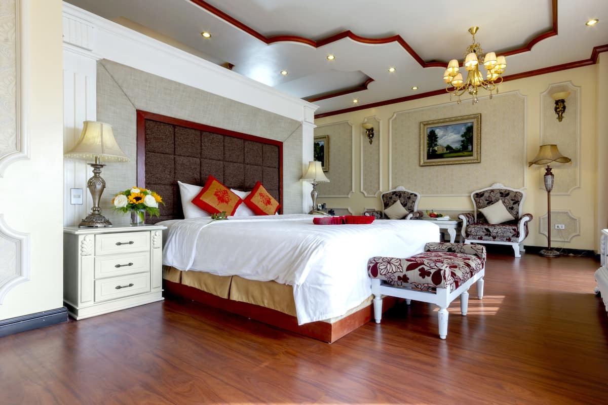 Phòng VIP giường đôi | Minibar, két bảo mật tại phòng, bàn, phòng cách âm