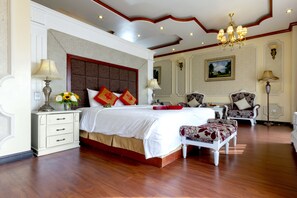 Rom (VIP) | Minibar, safe på rommet, skrivebord og lydisolert