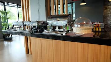 Dagelijks ontbijtbuffet (THB 500 per persoon)