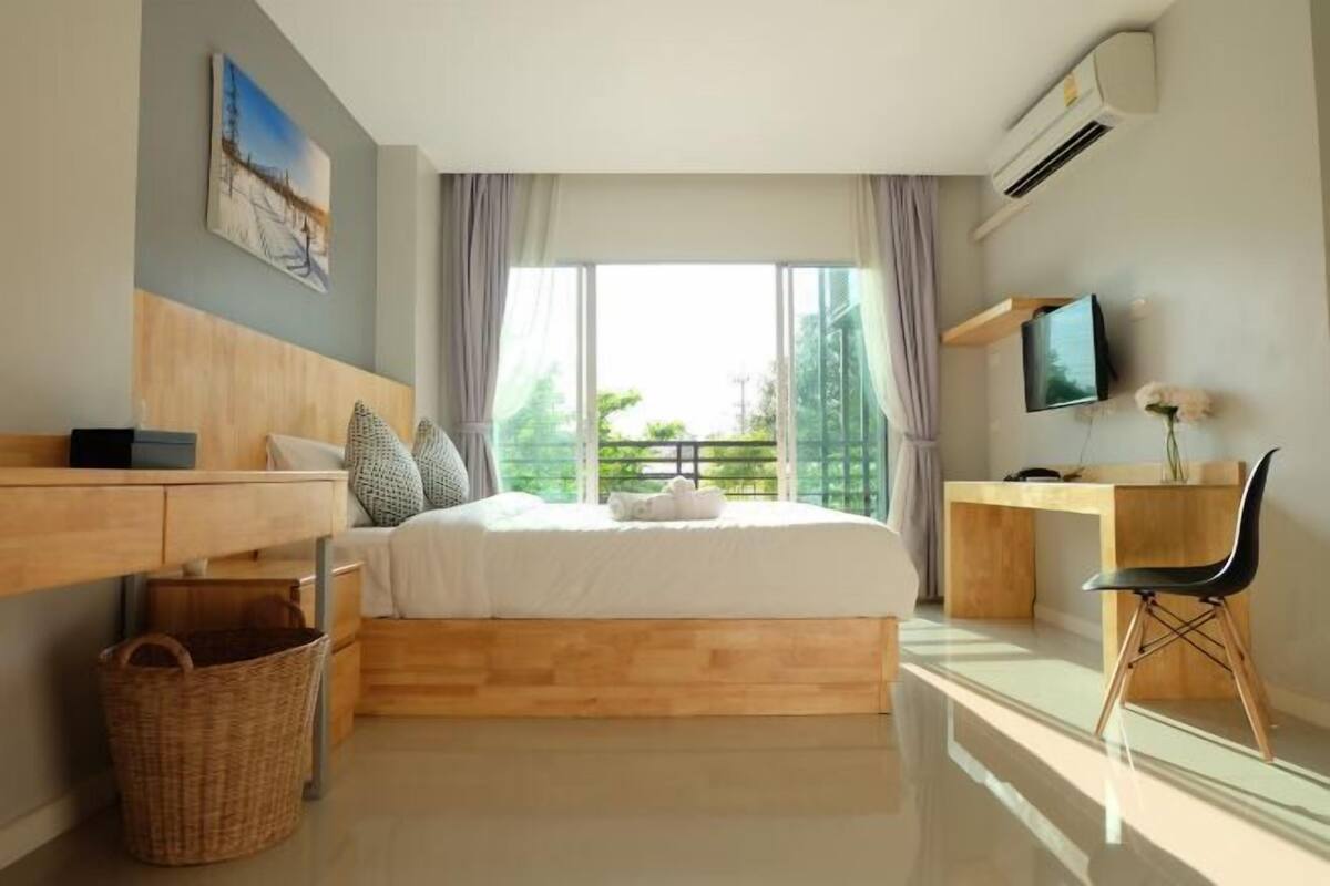 Desk, laptop workspace, free WiFi, bed sheets