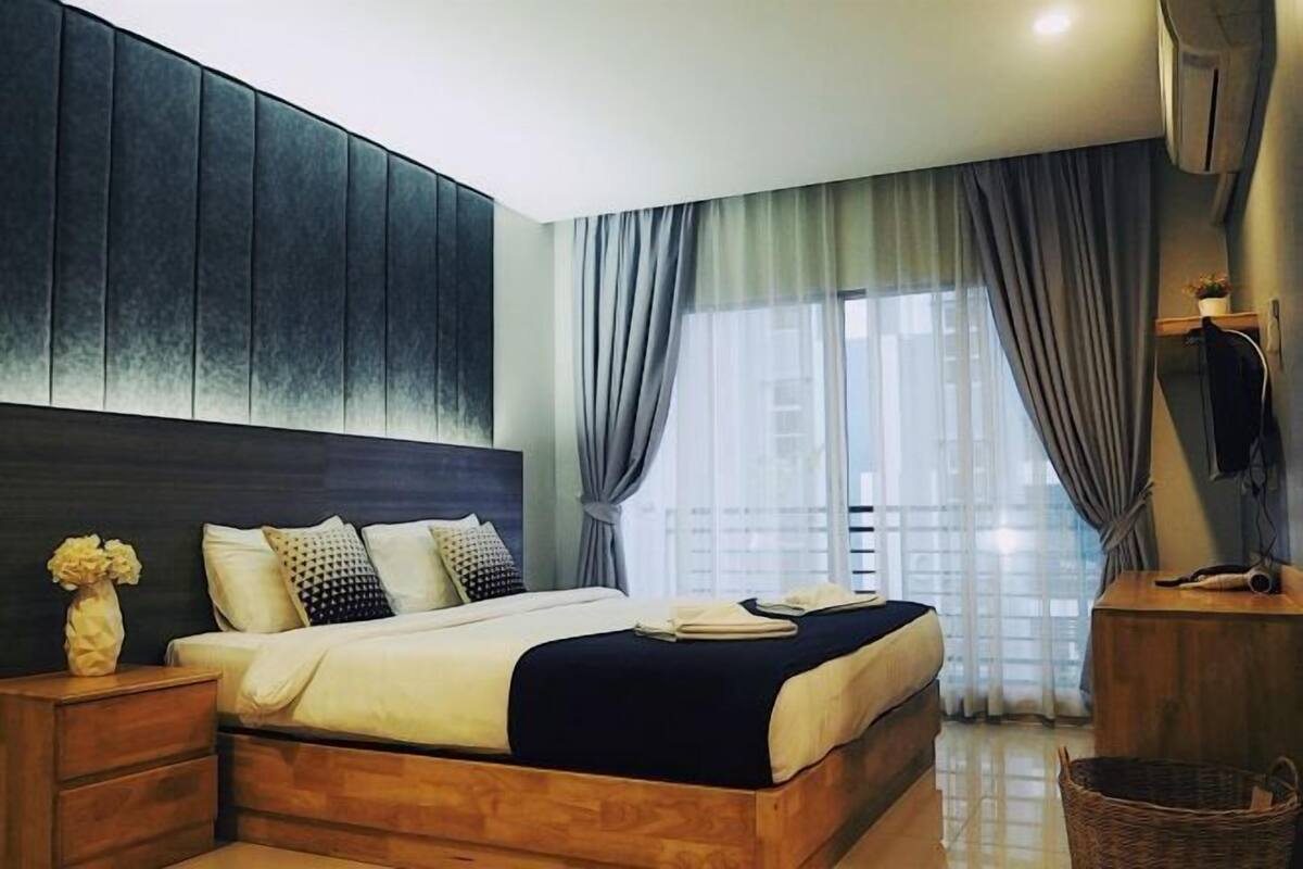 Desk, laptop workspace, free WiFi, bed sheets