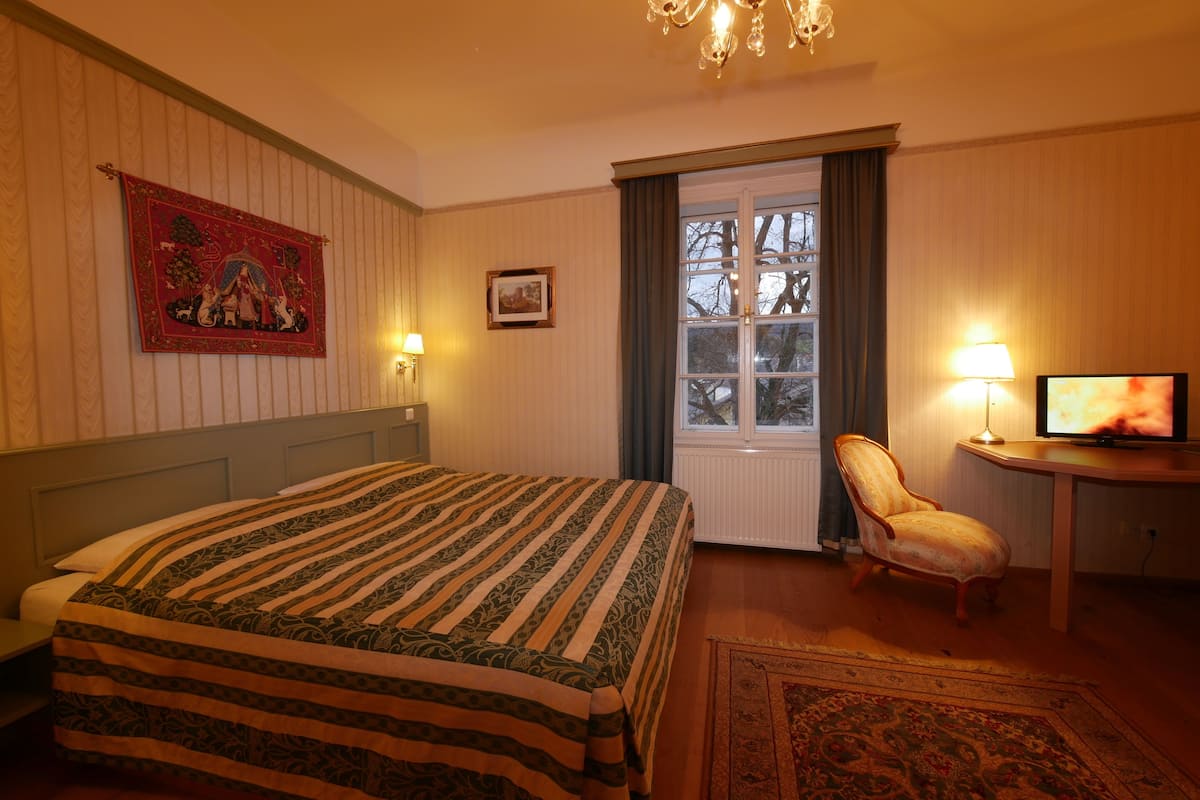 standard double room, 1 bedroom | in-room safe, desk, iron/ironing board, cots/infant beds