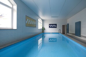 Indoor pool, sun loungers