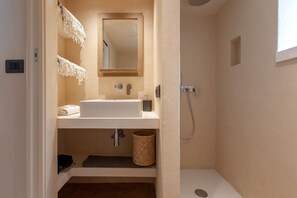 Casa tradicional, 1 habitación | Baño | Regadera, secadora de cabello, bidet 