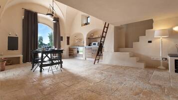 Traditional House, 1 Bedroom | Private kitchen | Full-sized fridge, microwave, oven, stovetop