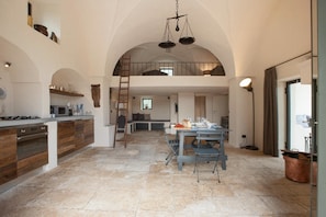 Maison Traditionnelle, 1 chambre | Cuisine privée | Grand réfrigérateur, micro-ondes, four, plaque de cuisson
