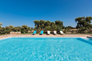 Utomhuspool och solstolar