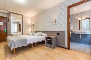 Zimmersafe, Schreibtisch, Verdunkelungsvorhänge, schallisolierte Zimmer