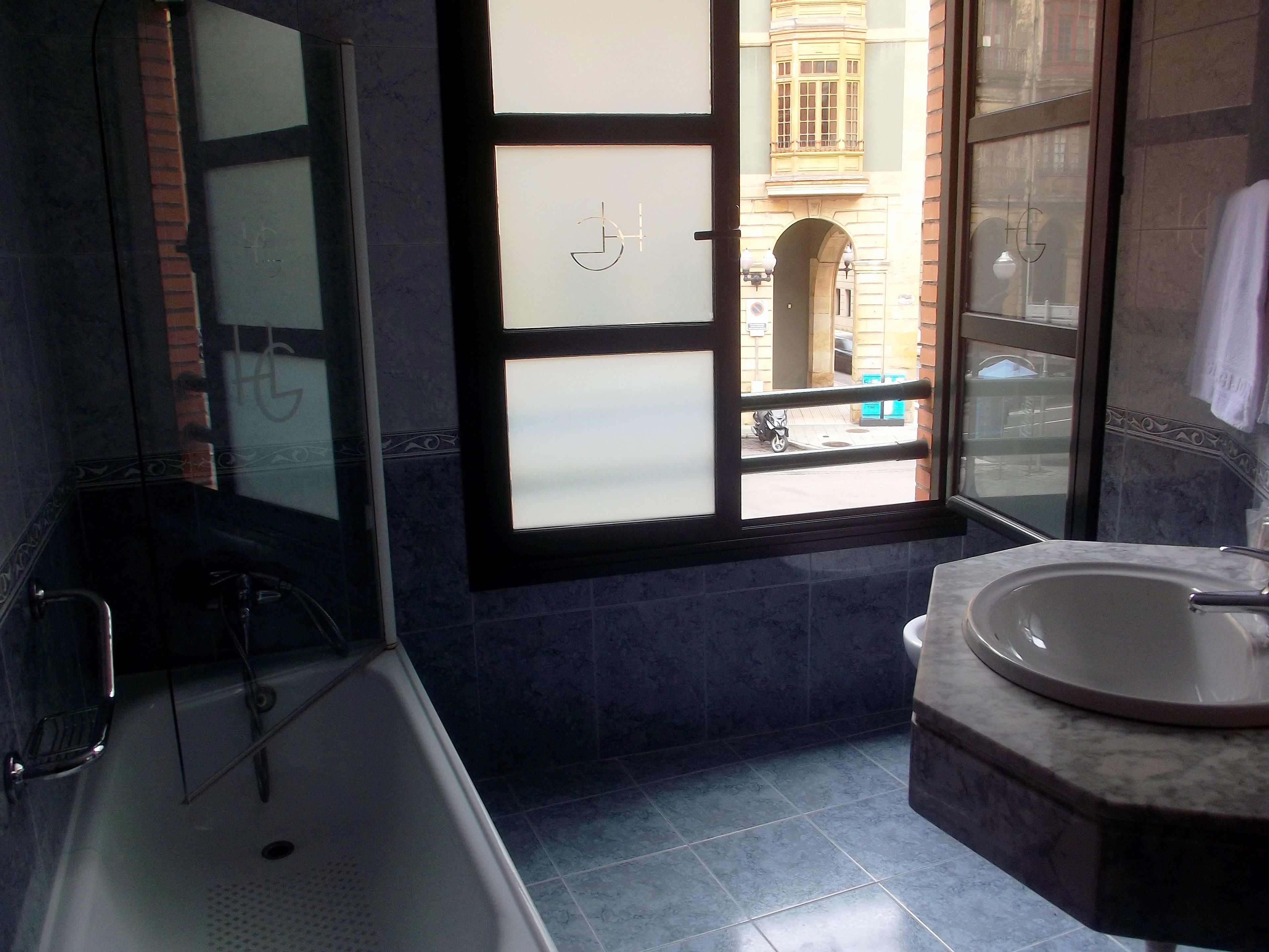 standard double room | bathroom | bathtub, free toiletries, hair dryer, towels