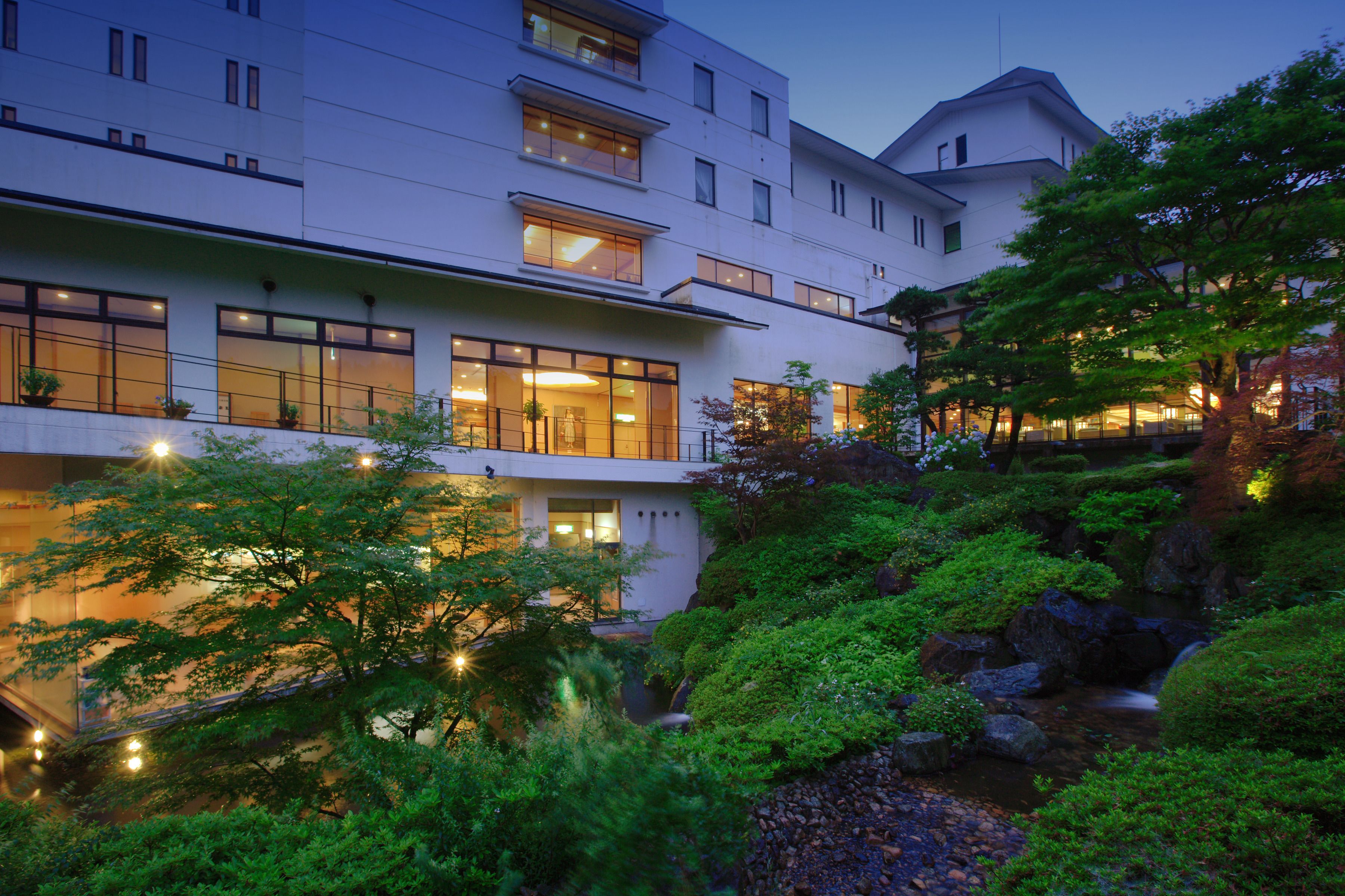 Bagian depan properti - sore/malam