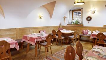 Free daily cooked-to-order breakfast