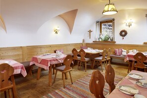 Free daily cooked-to-order breakfast 