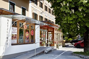 Un restaurante con terraza y menú a la vista.