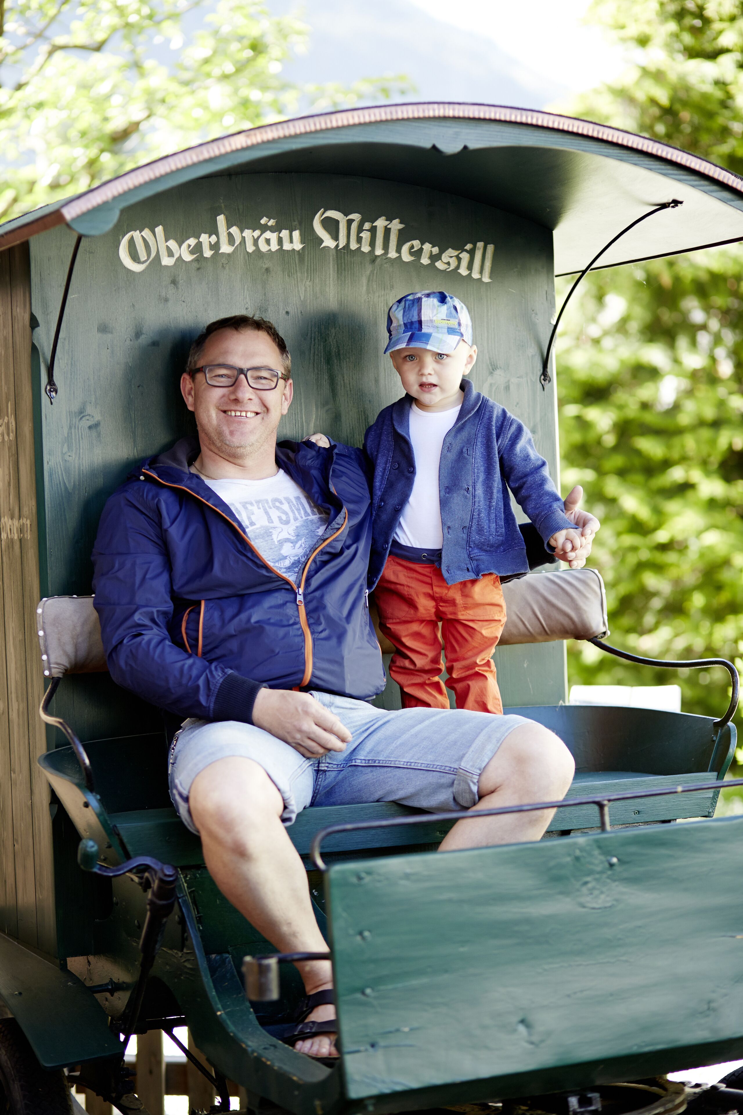 A wooden carriage with the inscription "Oberbräu Mitterstiel" on the side.