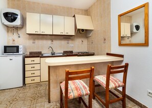 Fridge, microwave, oven, stovetop - Apartamentos Charly's Can Picafort (Santa Margalida)