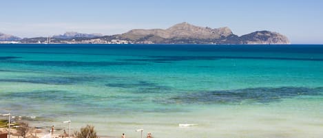 Una spiaggia nelle vicinanze