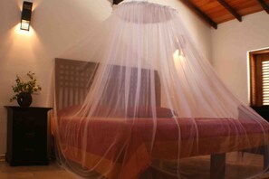 3 chambres, coffres-forts dans les chambres, bureau