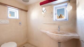 Comfort Loft, 1 Bedroom | Bathroom | Shower, hair dryer, bidet