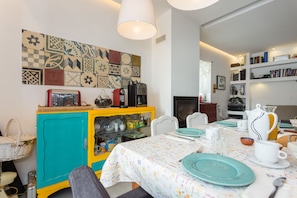 Daily continental breakfast (EUR 10 per person)